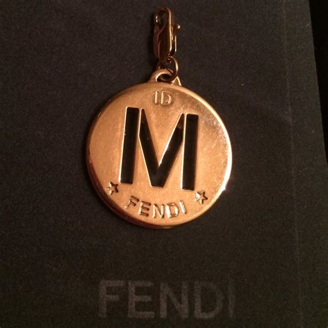 ciondolo fendi con lettera m